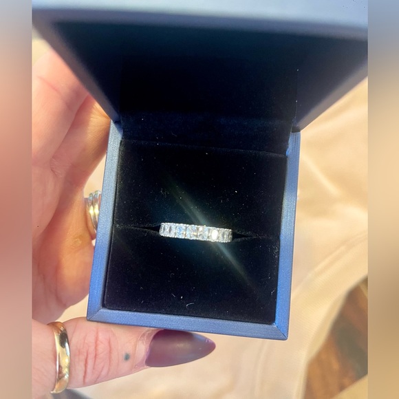 NIB NEVER WORN ITALO OVAL ETERNITY WHITE SAPPHIRE BAND/wedding band Size 6 - Picture 3 of 6